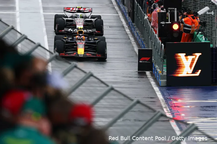 <i>Lawson begon vanuit de pitstraat aan de race.</i>