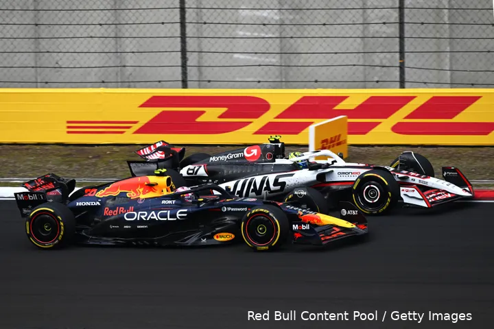 Lawson, hier in gevecht met Bearman, zou zijn laatste race voor Red Bull al wel eens gereden kunnen hebben.