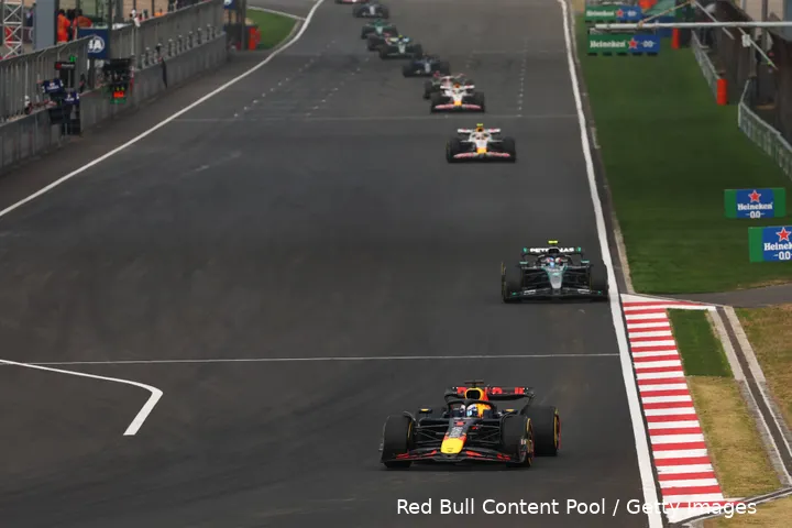 <i>Verstappen vormde de locomotief van een vrij lange trein.</i>