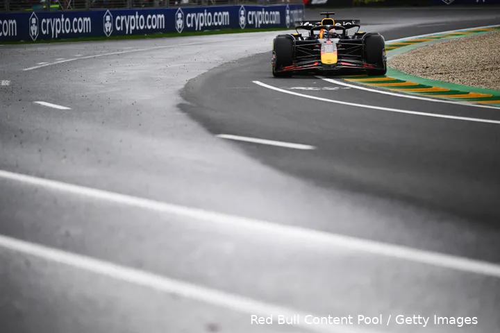 <i>Verstappen probeert op mediums te overleven.</i>