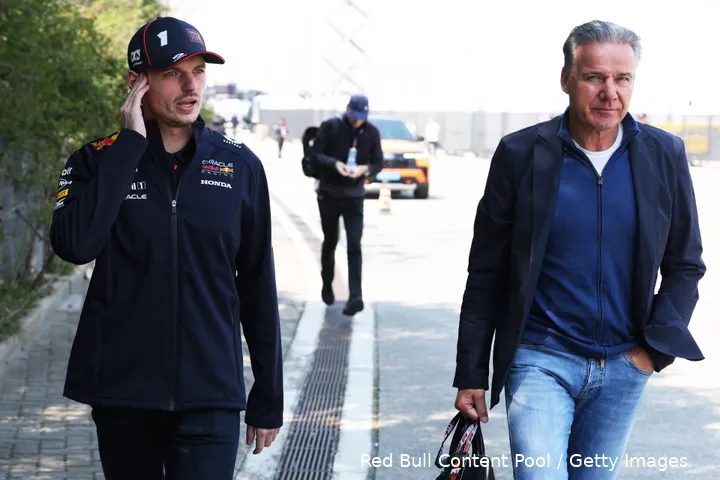 <i>Max Verstappen met manager Raymond Vermeulen.</i>