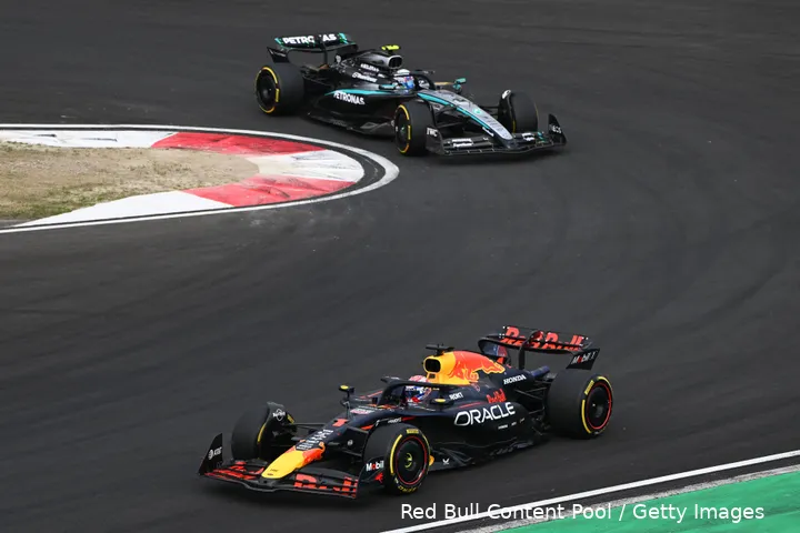 <i>Antonelli kon lang mee in het kielzog van Verstappen.</i>