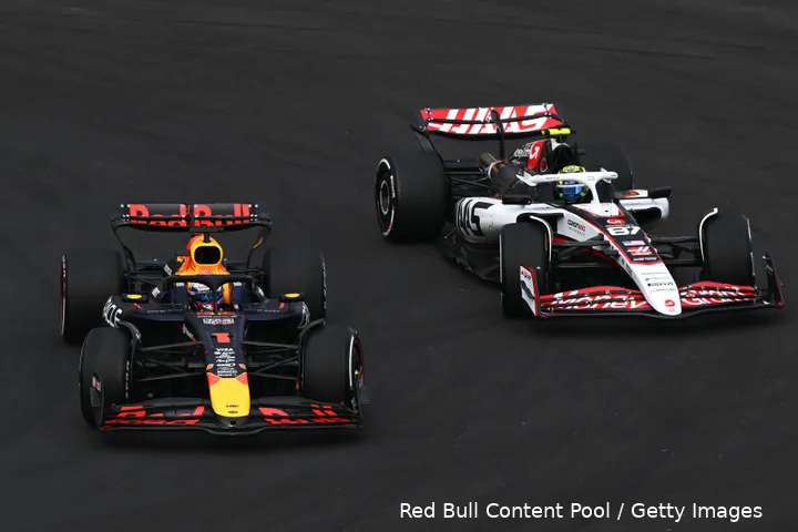Na zijn pitstop moest Verstappen een paar plekken goed maken.