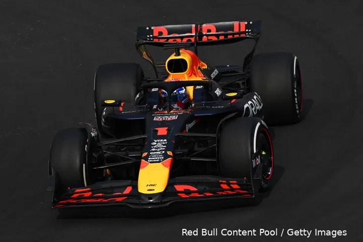 Verstappen lijkt zich niet zo druk te maken over de problemen met de auto.