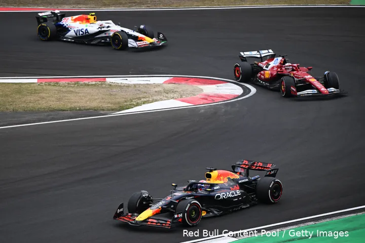 <i>Verstappen jaagt op Leclerc.</i>