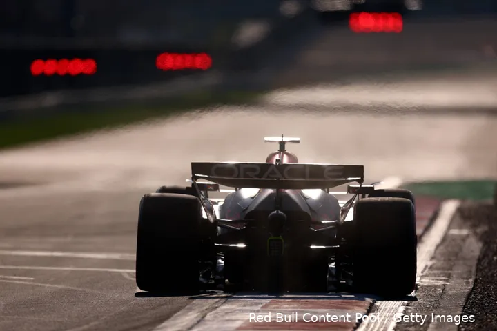 <i>Verstappen haalt alles uit de RB21.</i>