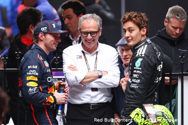 <i>Verstappen blikt met Domenicali terug op de race.</i>