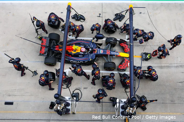 <i>Lawson maakt een pitstop bij Red Bull.</i>
