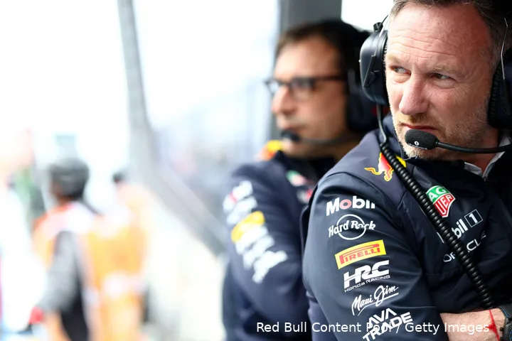 <i>Verstappen houdt de druk er bij Horner en technisch directeur Pierre Waché op.</i>
