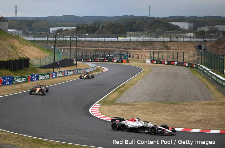 Verstappen bleef Norris en Piastri de hele tijd voor in Japan.&nbsp;