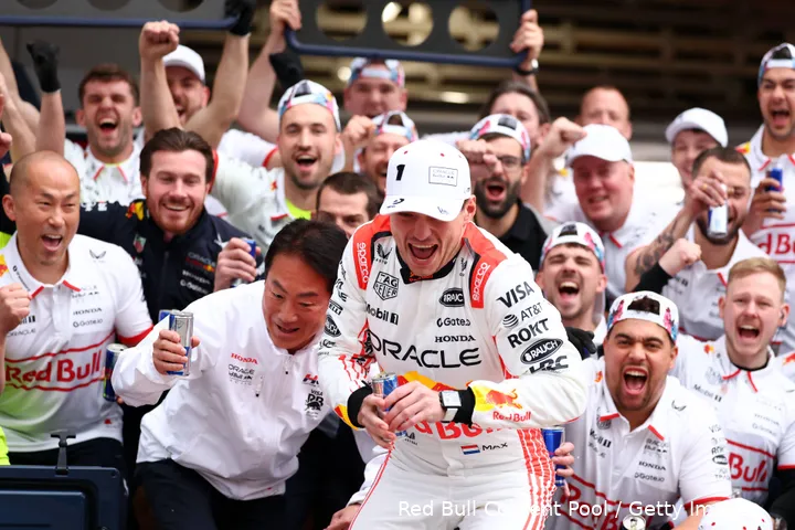 Verstappen gaf de McLarens een pak slaag in Japan.