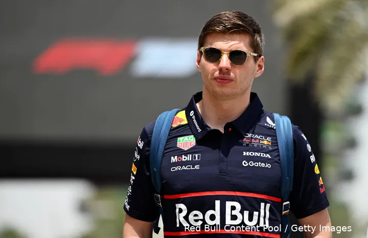 Verstappen keek de eerste training toe vanaf de zijlijn.