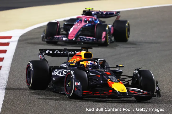 <i>Verstappen wordt achtervolgd door Jack Doohan.</i>