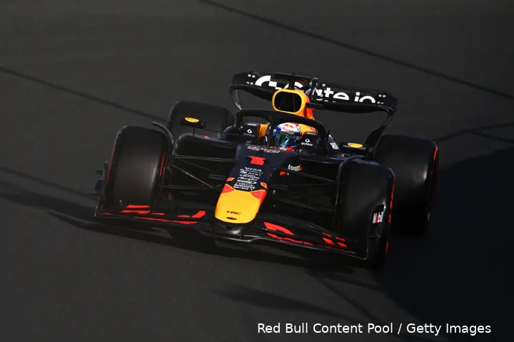 <i>Toen de zon nog scheen, was Max Verstappen zeker niet tevreden over zijn RB21.&nbsp;</i>