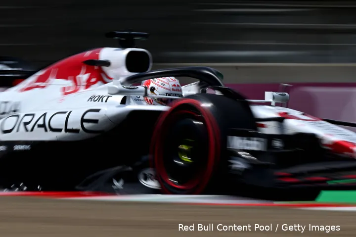 <i>Verstappen vliegt over het circuit in de kwalificatie.</i>