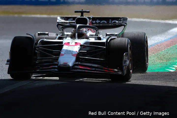 <i>Verstappen komt uit de tweede Degner-bocht.</i>