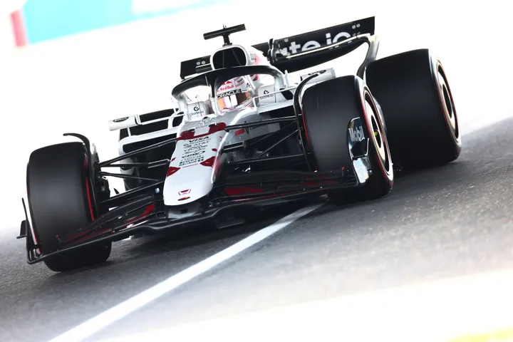 <i>Verstappen komt uit de tweede Degner-bocht en duikt onder de tunnel door.</i>