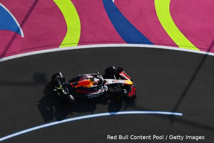 <i>Verstappen komt uit de pitstraat.</i>