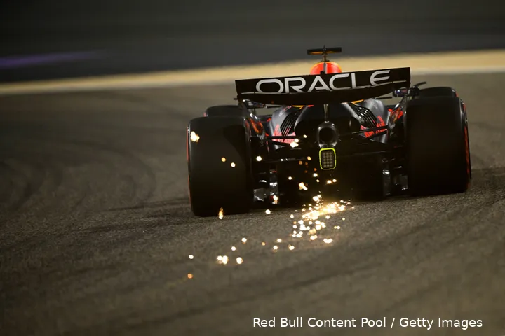 max verstappen red bull racing rb21 vrijdag 1 bodemplaat vonken 1