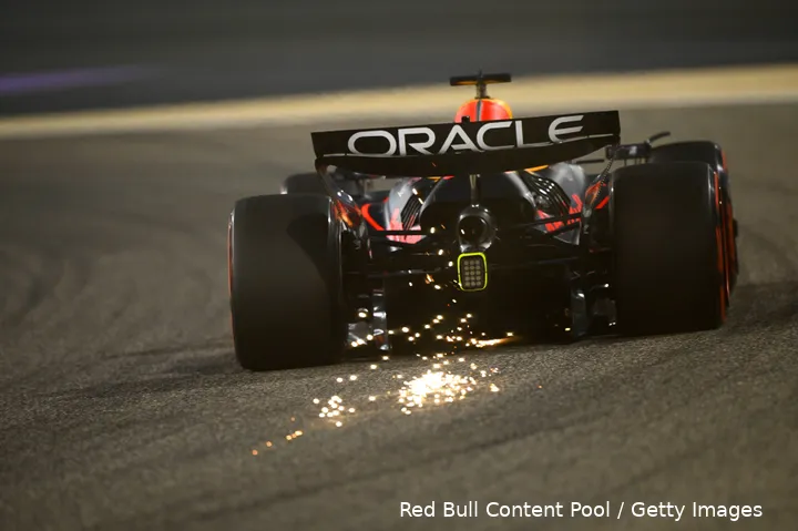 <i>Verstappen raast over het Bahrain International Circuit.</i>