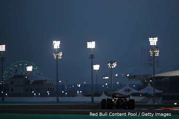 <i>Verstappen rijdt in het donkere Bahrein.</i>