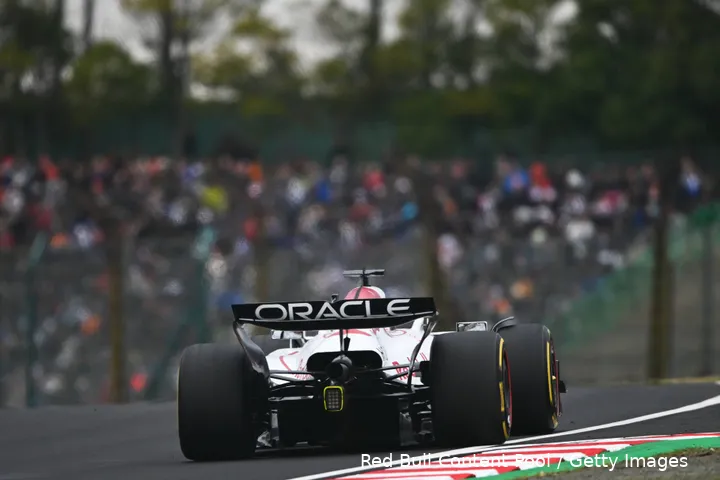 Verstappen bleef de McLarens voor.