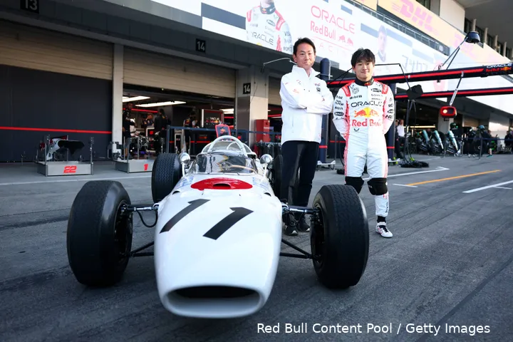 <i>Watanabe met Yuki Tsunoda en de Honda RA272.</i>