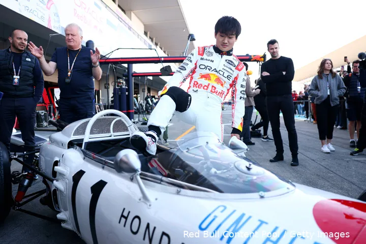 <i>Tsunoda stapt in de legendarische Honda RA272.</i>