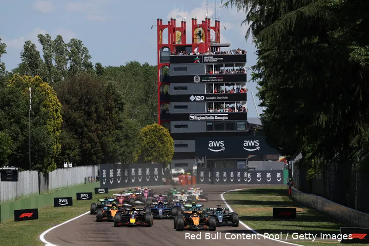 <i>Russell zit opgesloten, Verstappen profiteert.&nbsp;</i>