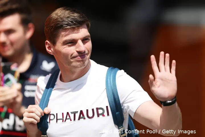 max verstappen alphatauri mediadag red bull racing imola 2025 1 zwaai