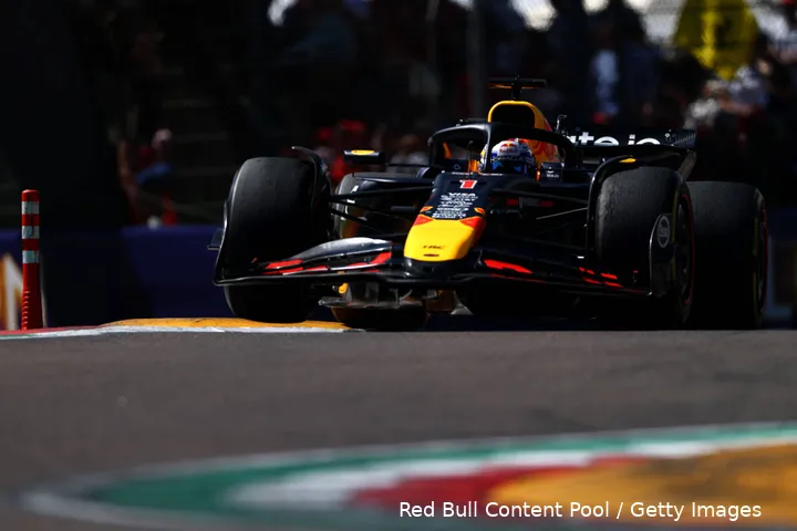 <i>Verstappen stuitert over de kerbstones.&nbsp;</i>