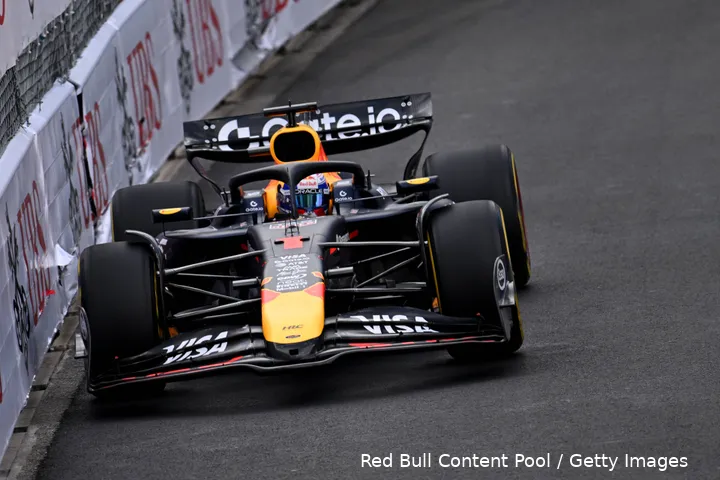 Max Verstappen heeft het bij Red Bull goed naar zijn zin, aldus vader Jos.