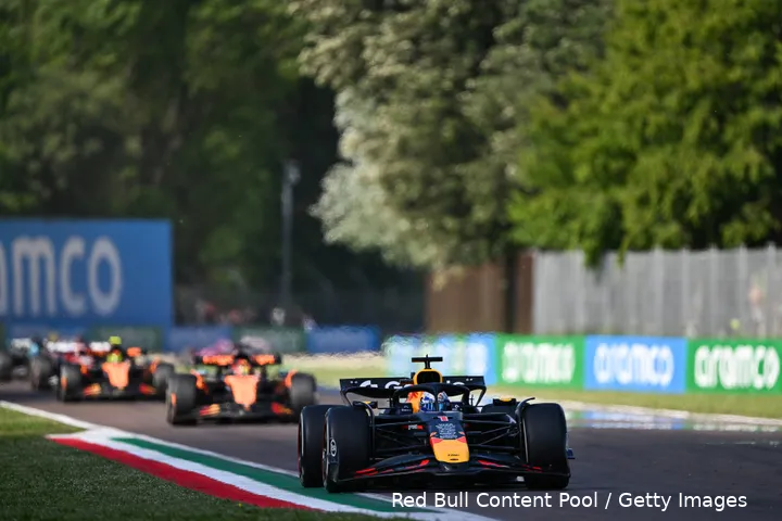 max verstappen rb21 red bull racing emilia romagna 2025 zondag race leiding oscar piastri lando norris mclaren