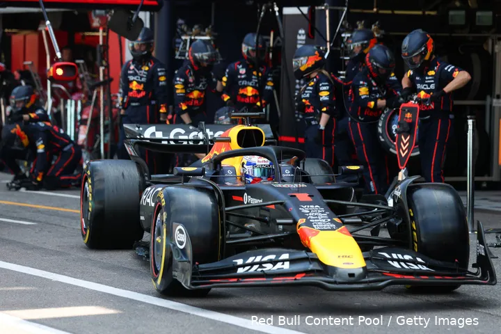 <i>Verstappen krijgt nieuwe banden.</i>