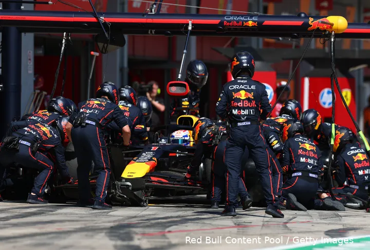 De pit crews zullen zondag minimaal twee keer in actie moeten komen.