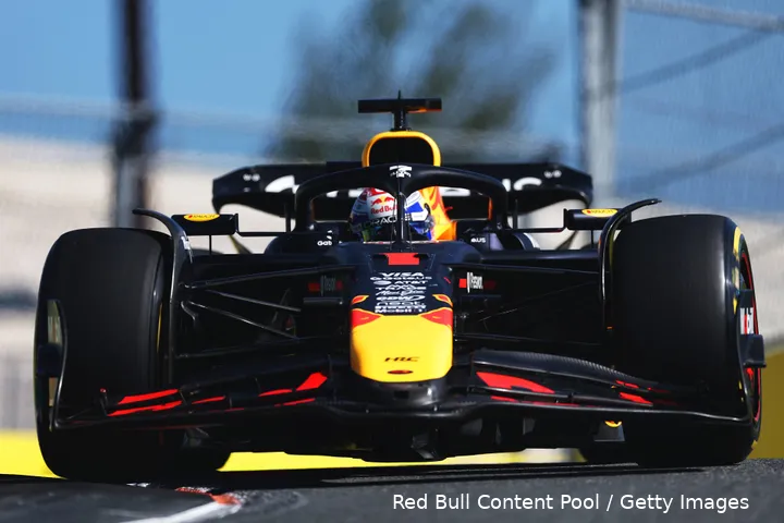 <i>Verstappen in de langzame bochten in de sprintkwalificatie.</i>