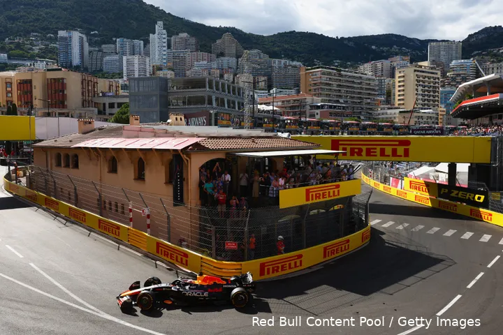 <i>Verstappen neemt duidelijk een krappe lijn door Rascasse, waar Norris en Piastri veel wijder gaan.</i>