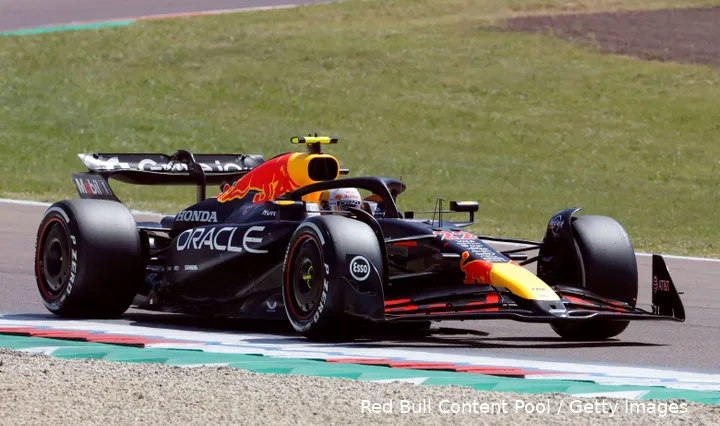 Tsunoda kon Verstappen helpen door het Piastri moeilijk te maken.