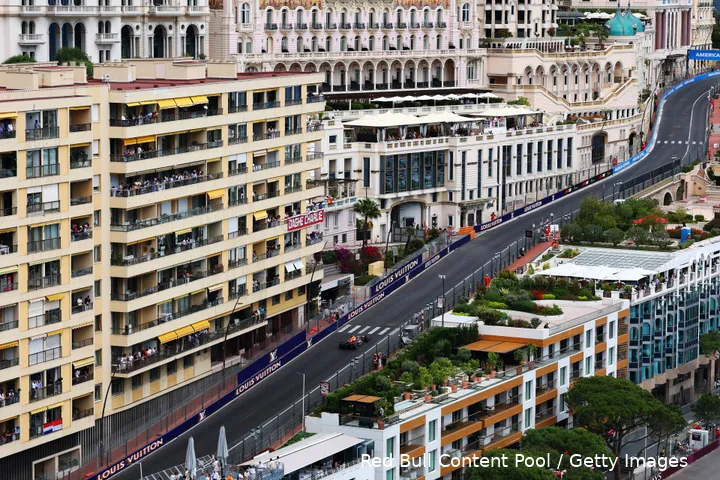 <i>Het circuit van Monaco is niet groot genoeg voor twintig auto's, aldus Russell.</i>