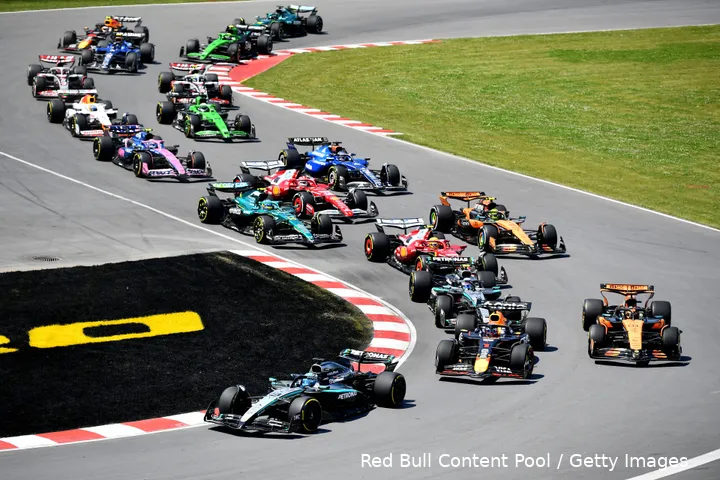 <i>De analisten denken dat Verstappen bij de start iets voorzichtiger was.</i>