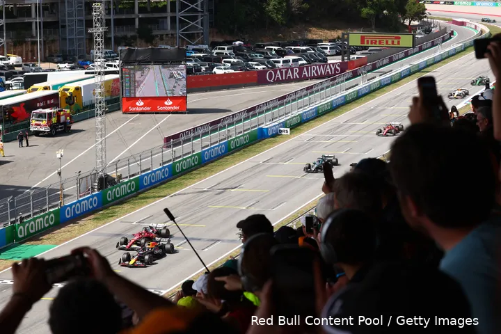 Verstappen zag na de herstart al snel Leclerc naast zich komen.&nbsp;