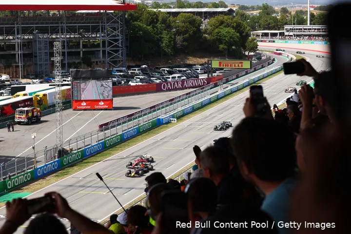 <i>Leclerc gaf toe dat hij naar de linkerkant van de baan bewoog terwijl Verstappen daar reed.</i>