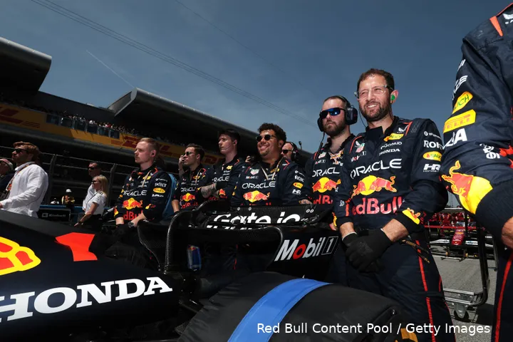 max verstappen spanje rb21 red bull racing 1 monteurs