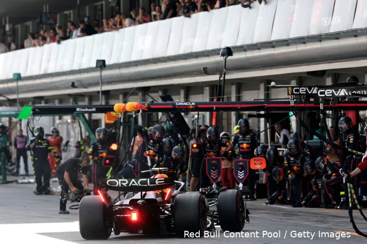max verstappen spanje rb21 red bull racing 1 pitstop 1