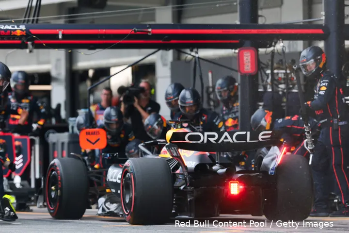 <i>Verstappen krijgt nieuwe banden.</i>
