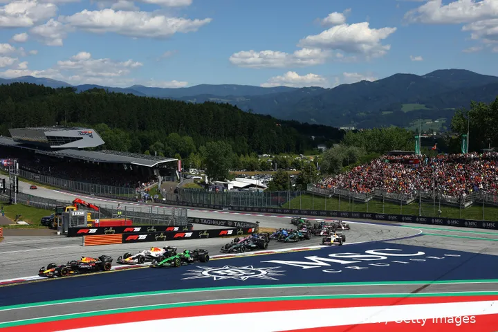 <i>Verstappen grijpt de zesde plek bij de start.</i>