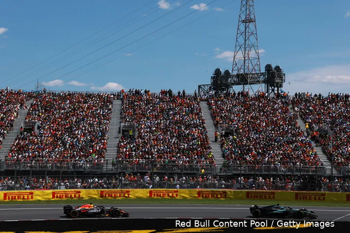Verstappen zat in de openingsfase achter Russell aan.&nbsp;