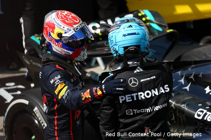 Verstappen feliciteerde Russell met zijn zege na afloop in Canada.