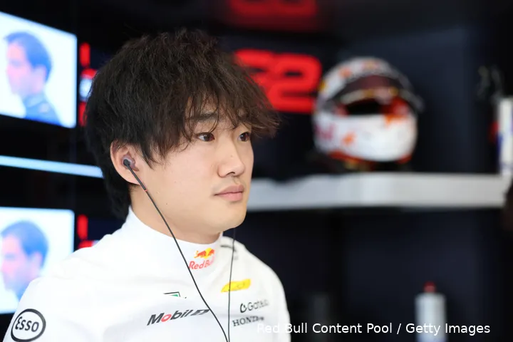 <i>Tsunoda slaagt er maar niet in de Red Bull naar zijn hand te zetten.</i>