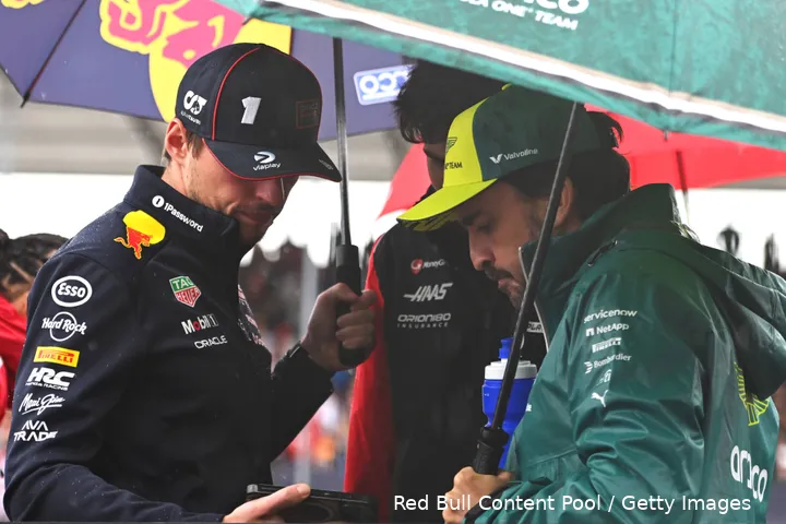<i>Alonso naast Verstappen in de regen op Spa.</i>
